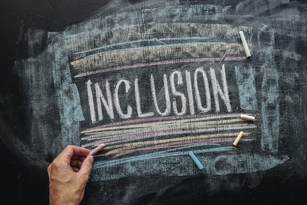 Comment intégrer efficacement les principes d'équité, de diversité et d'inclusion dans les stratégies de recrutement?